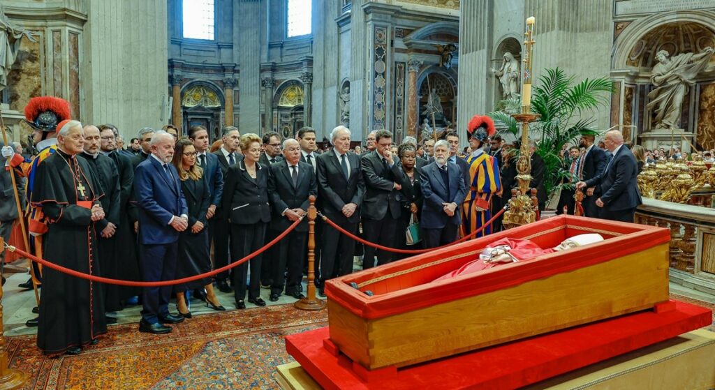 Crusoé: Todo mundo que Lula levou para o funeral do papa
