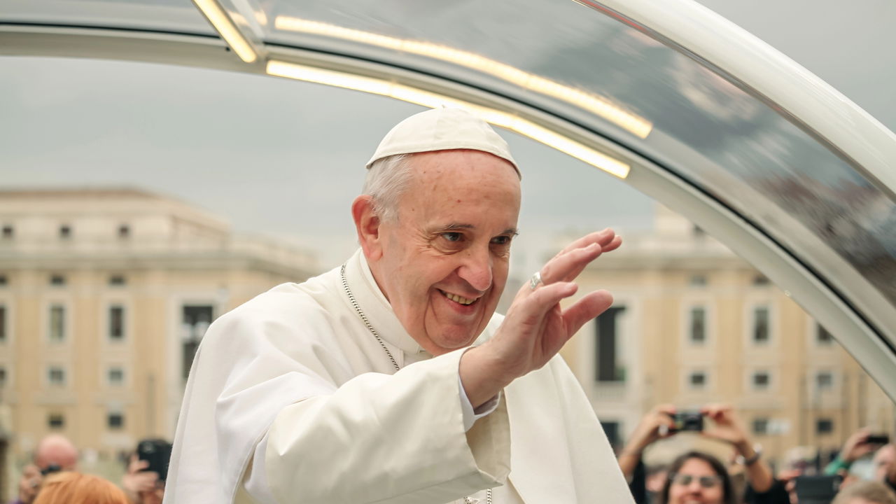 Papa Francisco aparece de surpresa na Basílica de São Pedro