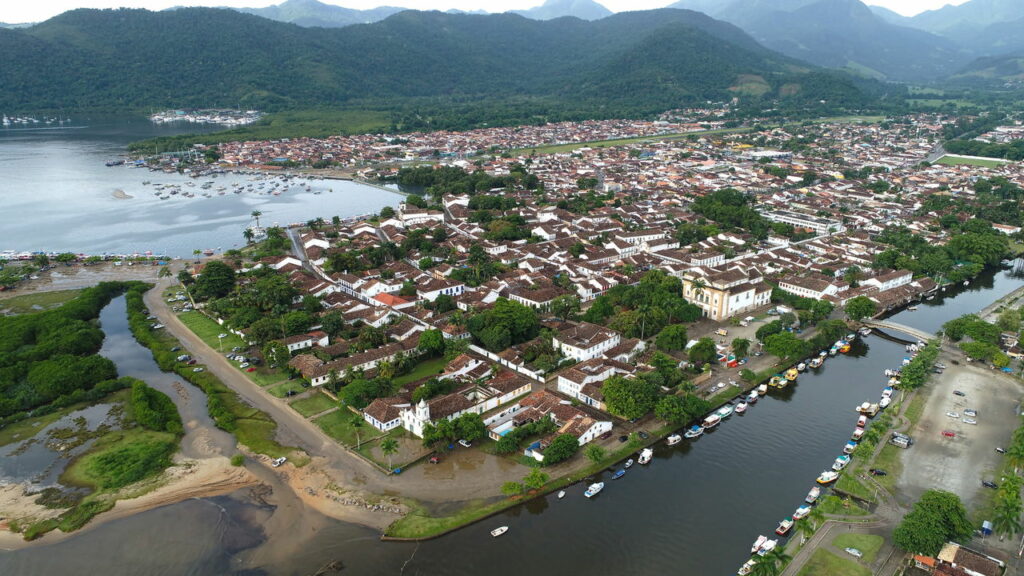 Esse refúgio entre SP e RJ conta com mais de 50 praias paradisíacas e águas cristalinas