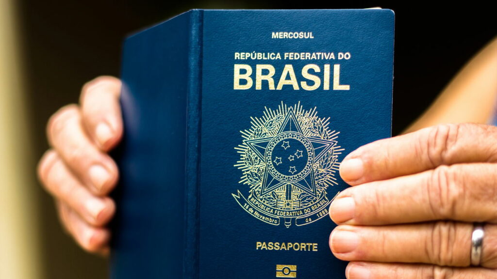 PF ameaça interromper emissão de passaportes por falta de verba
