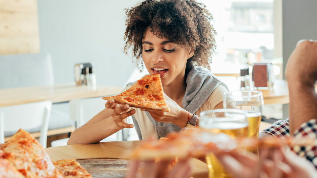 O que acontece no seu corpo quando você come devagar vai te surpreender