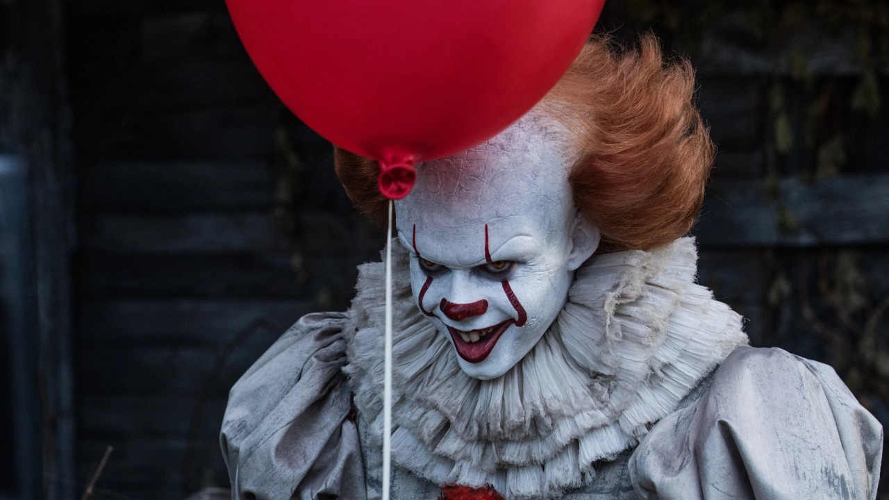 A volta de Pennywise nas novas cenas de Bem-vindo a Derry, prelúdio de It