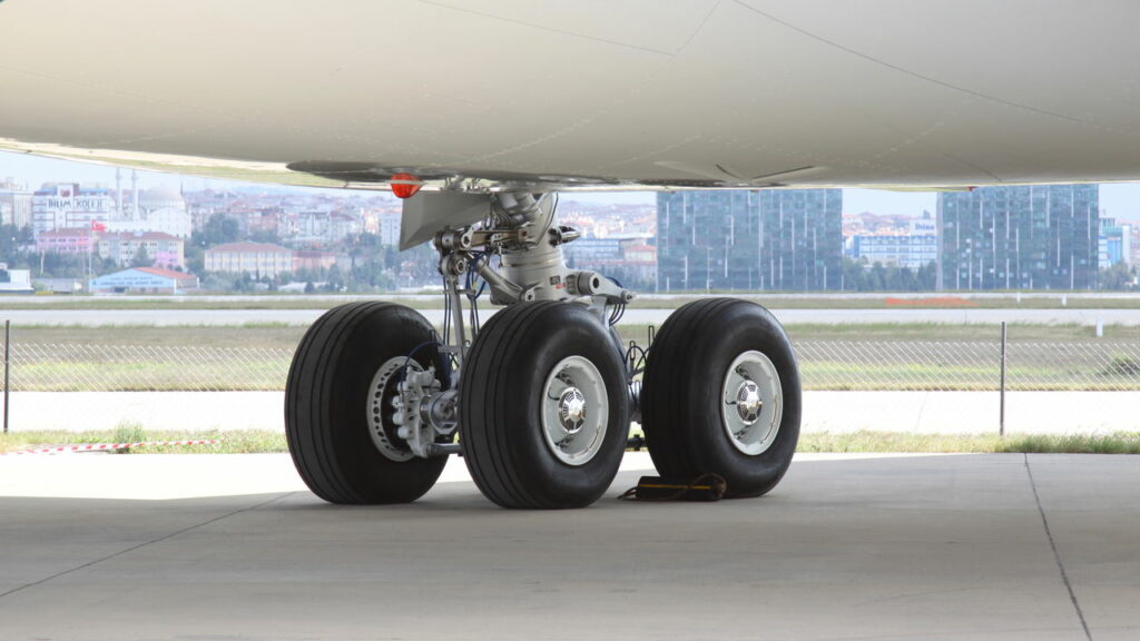 Avião faz pouso forçado na BR-101 em Santa Catarina