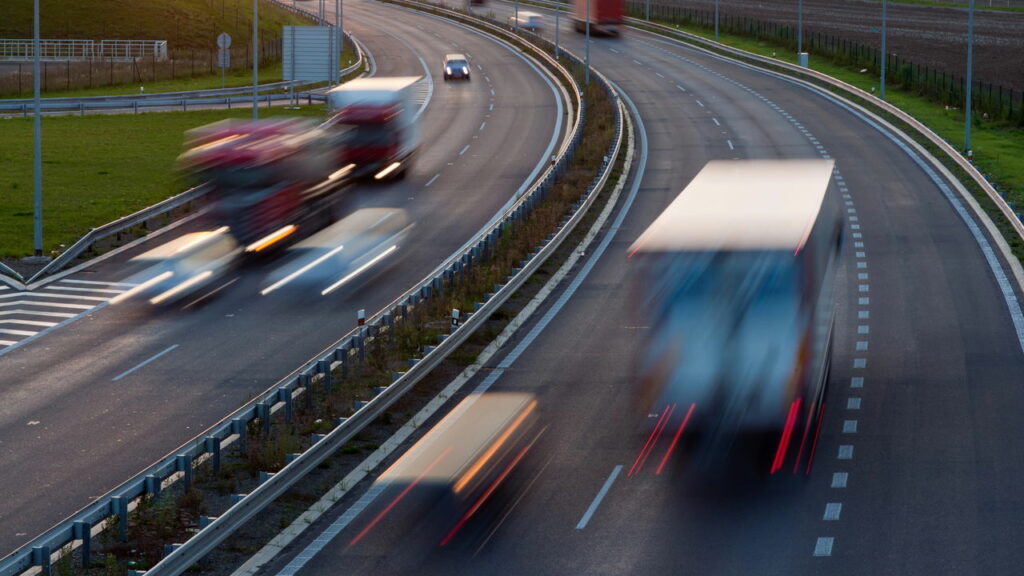 Rodovia em São Paulo é interditada e causa transtornos