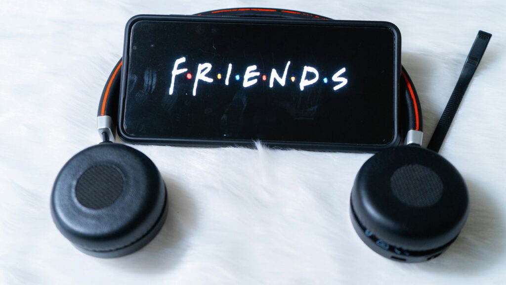Astro de Friends revela que não gostava da música de abertura