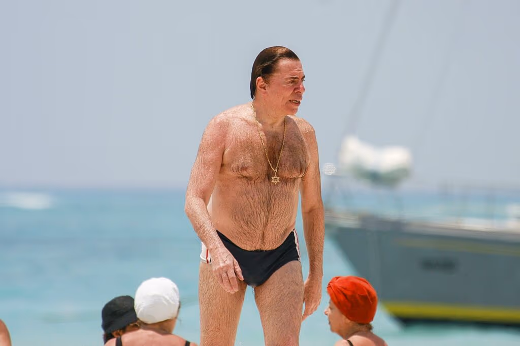Em crise financeira, SBT apela para navio com imagem de Silvio Santos