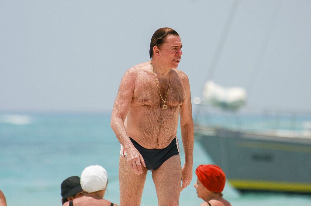 Em crise financeira, SBT apela para navio com imagem de Silvio Santos