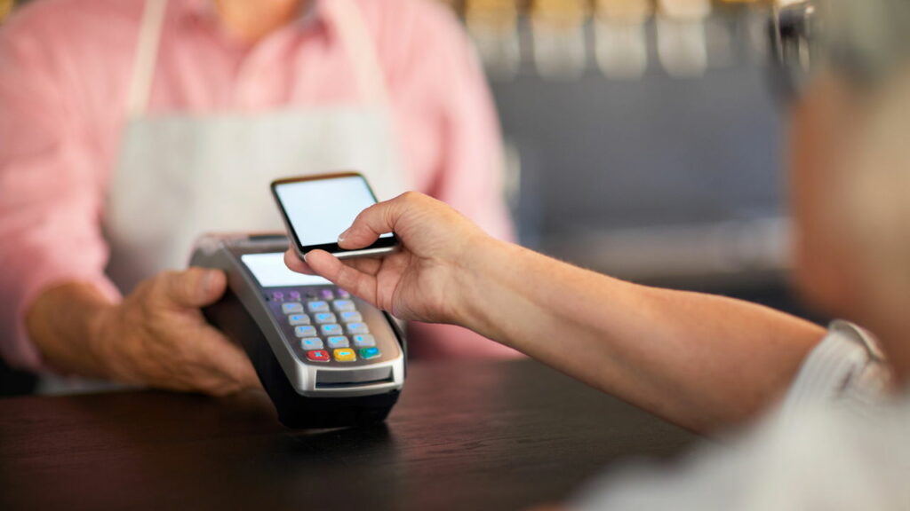 Achamos 6 celulares baratinhos com NFC que parecem de luxo