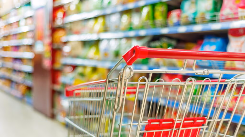Supermercados passam a fechar aos domingos e consumidores começam a se preparar
