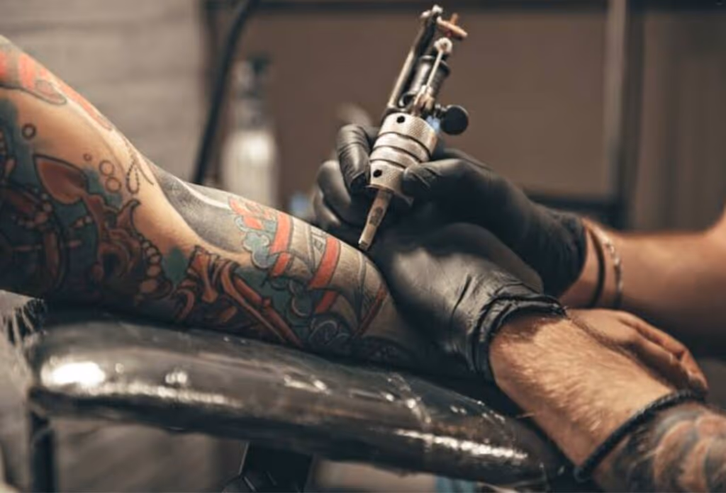 Estudo sugere relação entre tatuagem e linfoma