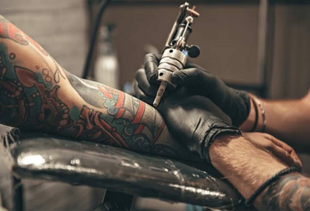 Estudo sugere relação entre tatuagem e linfoma