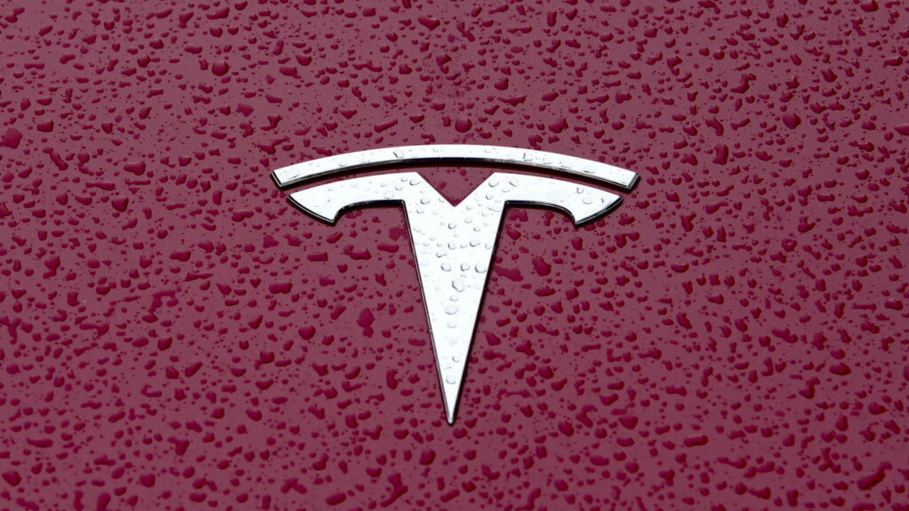 Tesla pode bloquear seu carro à distância e isso acende um alerta global