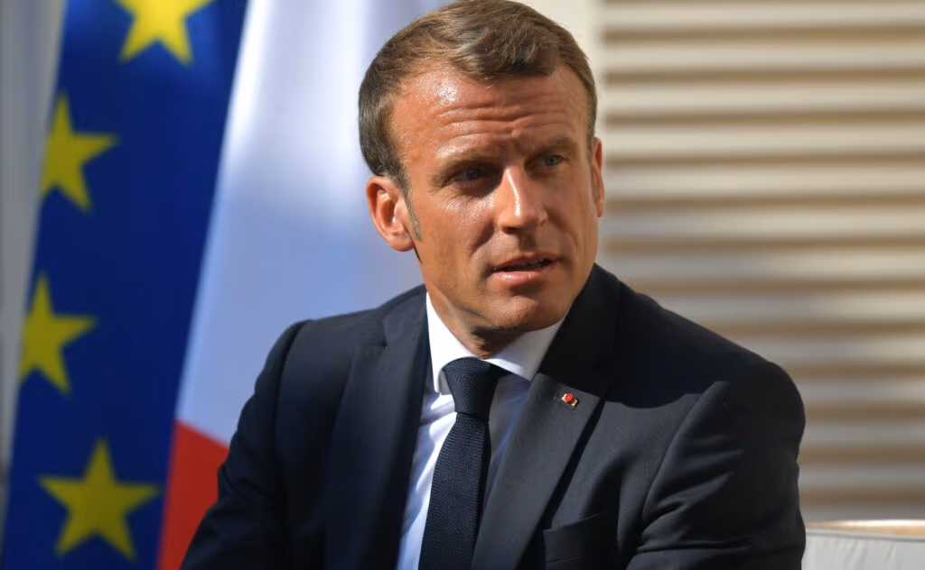 Crusoé: Macron nega o Hamas em quatro línguas