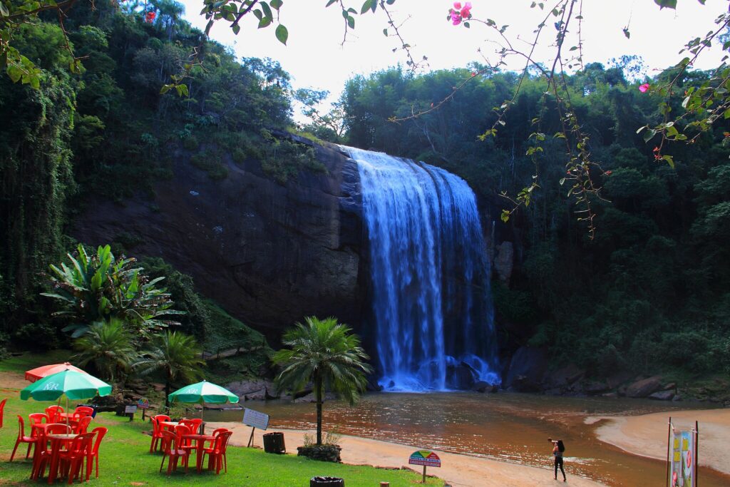 Essa cachoeira no interior de SP está surpreendendo turistas de todo o Brasil