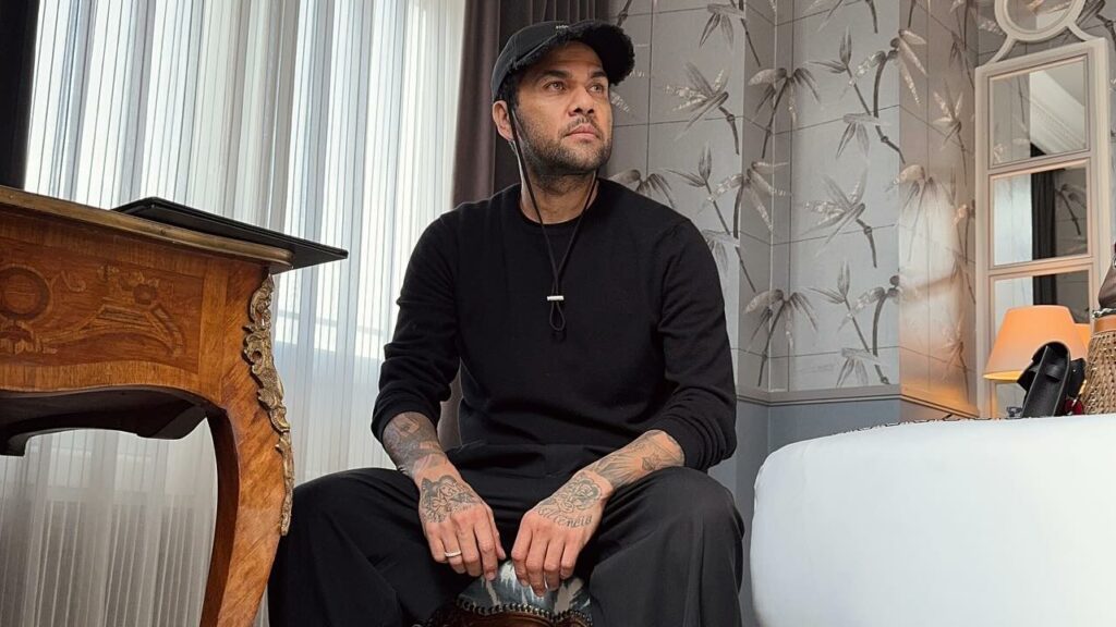 Daniel Alves lança enigma sobre futuro no futebol