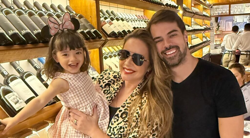 Renata Domínguez comemora a saída da filha da UTI