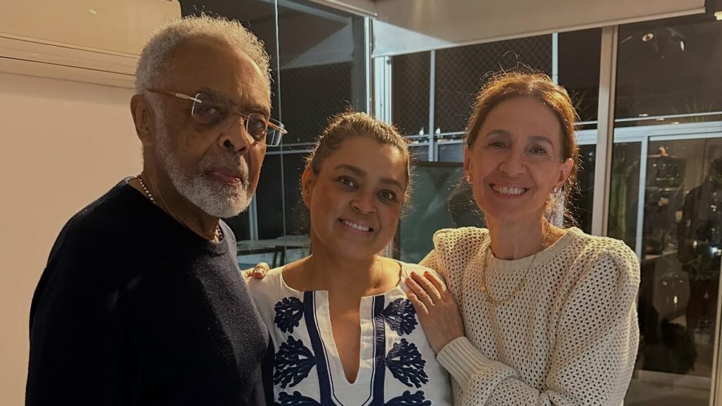 Flora Gil chora com o tratamento de Preta Gil nos EUA