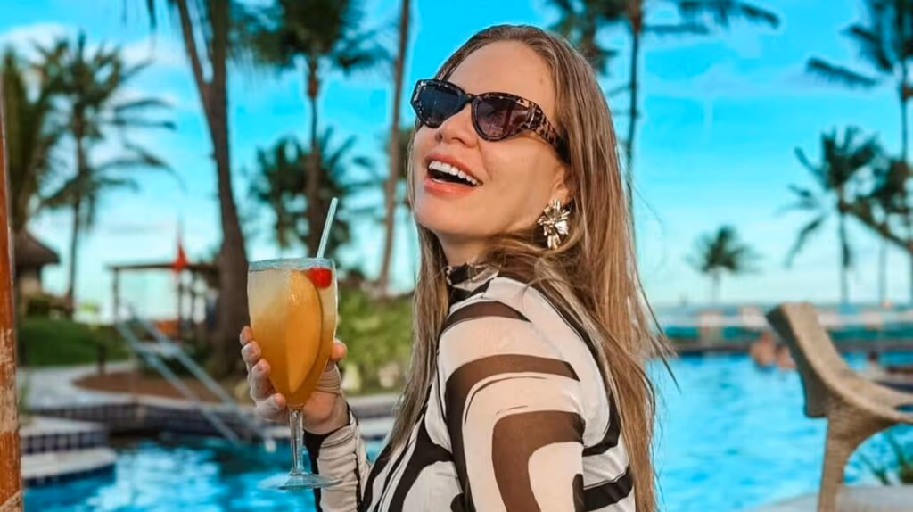 Ex-BBB Paulinha Leite anuncia gravidez de gêmeos