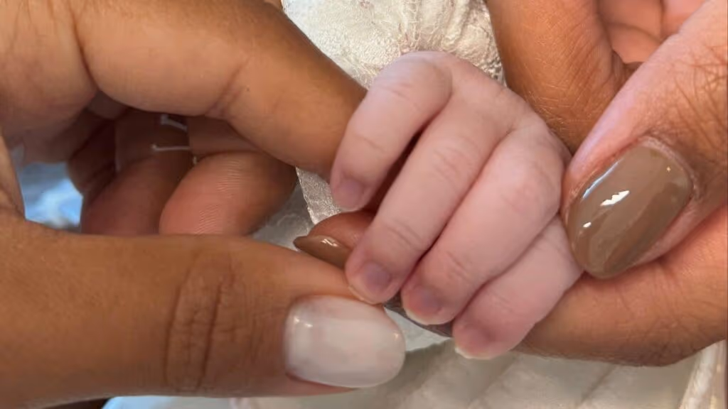 Zuri, filha de Ludmilla, finalmente chega ao Brasil
