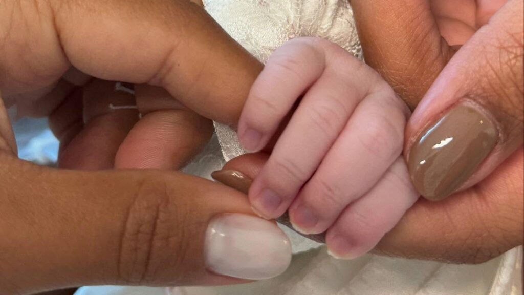 Zuri, filha de Ludmilla, finalmente chega ao Brasil