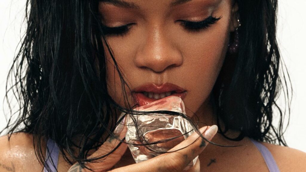Rihanna faz piada com terceira gravidez