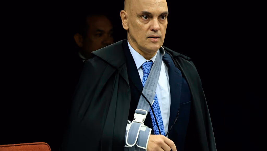 Moraes fala em comunicação entre Bolsonaro e núcleo de fake news