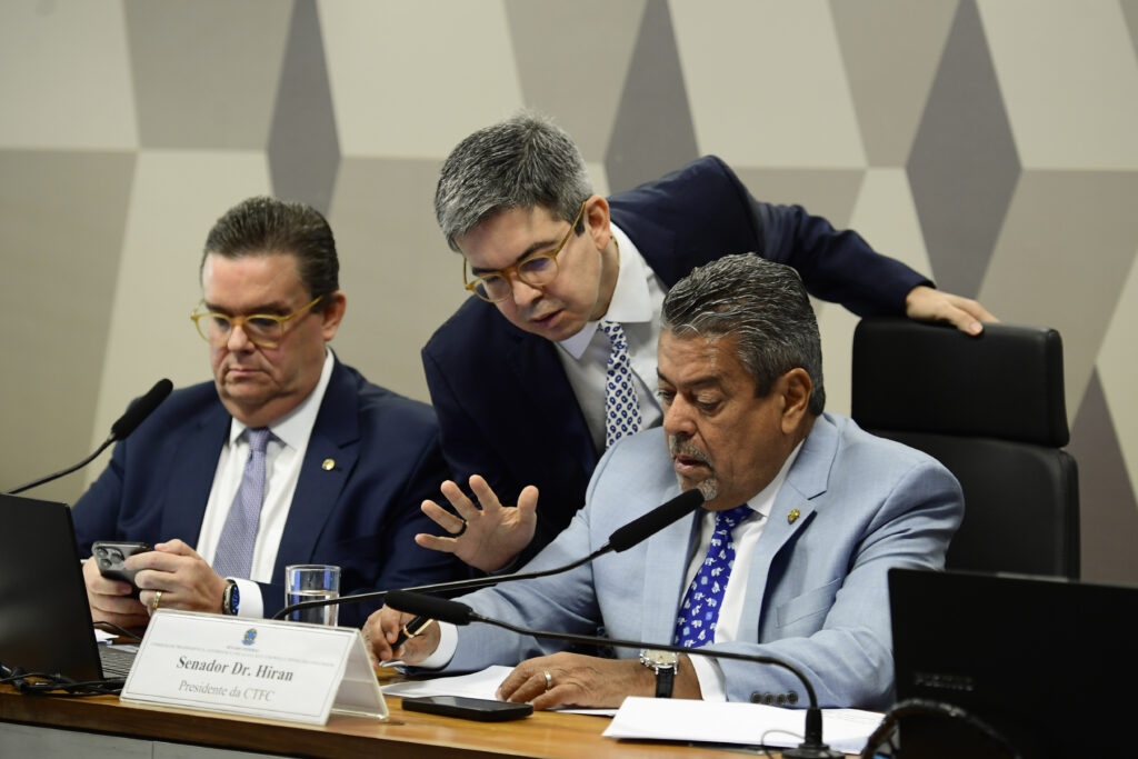 Senadores disputam preliminar da CPMI do roubo dos aposentados