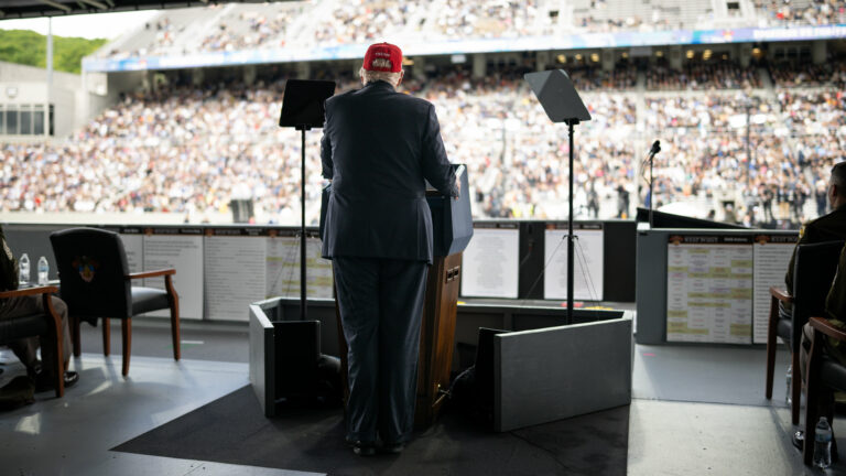 Bolsas em alta, mas guerra comercial segue no ar