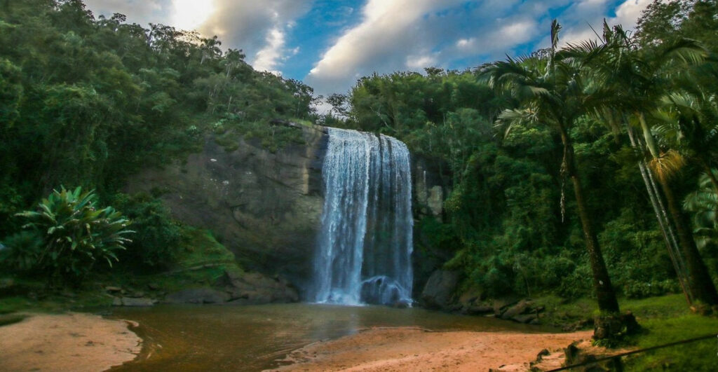 Essa cachoeira no interior de SP está surpreendendo turistas de todo o Brasil