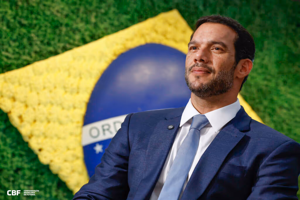 “Pedi que a produção fosse parada”, diz presidente da CBF sobre camisa vermelha