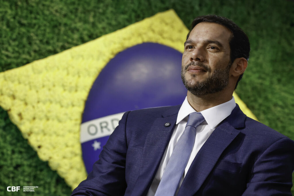 “Pedi que a produção fosse parada”, diz presidente da CBF sobre camisa vermelha
