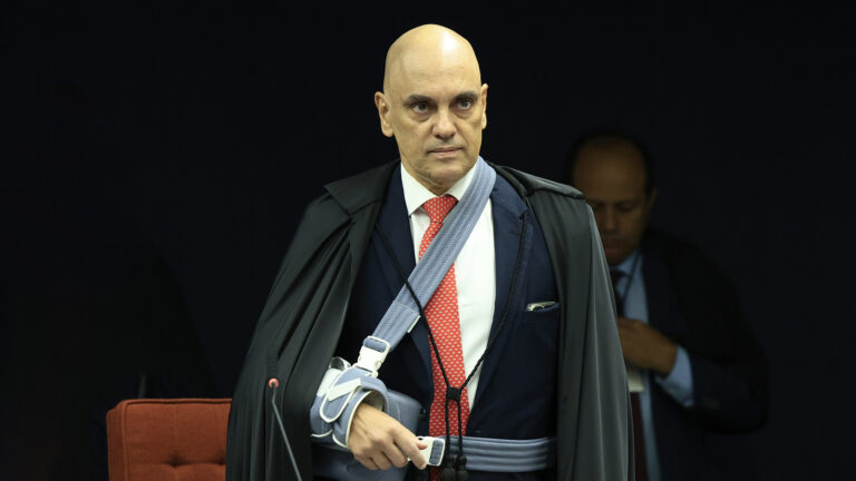 Moraes ‘driblou’ Código Penal para decretar prisão de Zambelli?