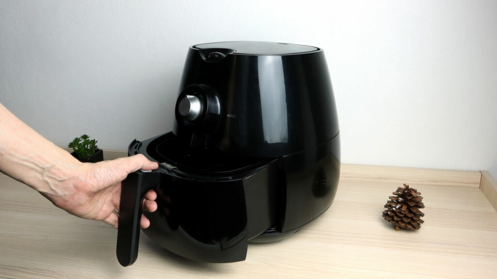 Esse jeito de limpar AirFryer vai mudar sua rotina na cozinha