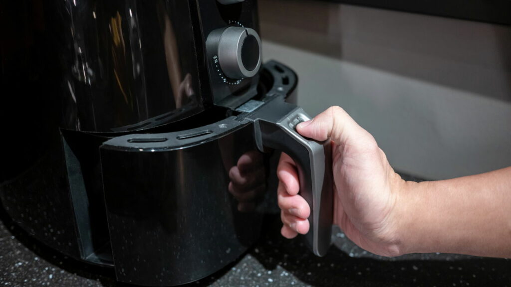 O consumo de energia da airfryer é um pouco elevado - Créditos: depositphotos.com / zephyr18