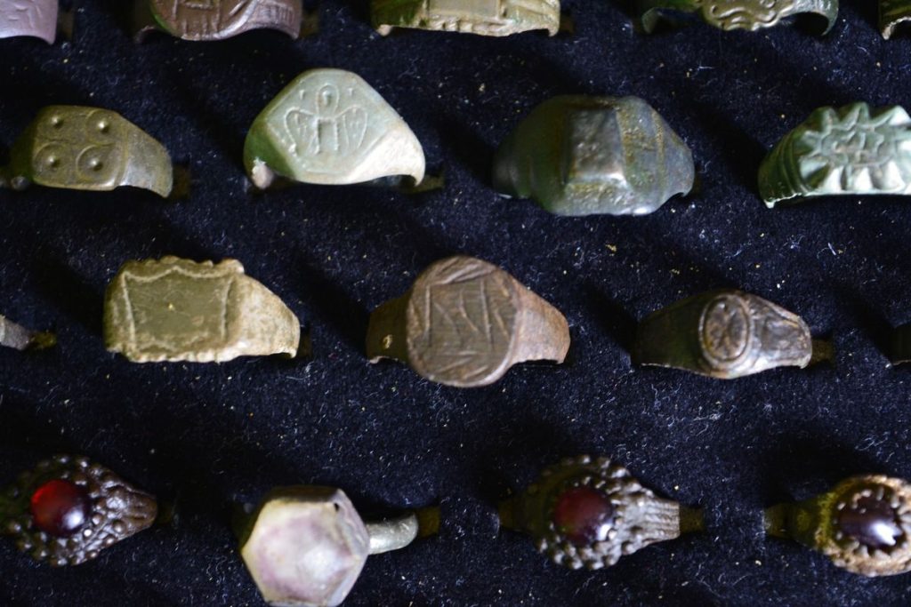 Anel romano de 1.600 anos intriga arqueólogos por formato incomum