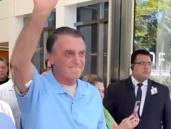 Bolsonaro recebe alta após 21 dias de internação