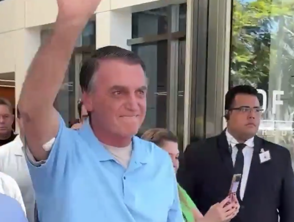 Bolsonaro recebe alta após 21 dias de internação