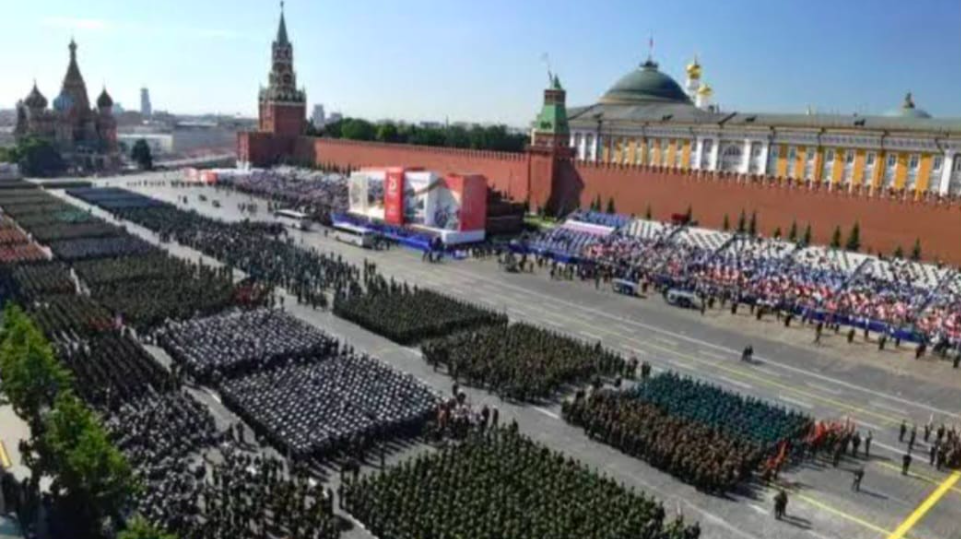 Crusoé: A propaganda de guerra russa e a celebração do Dia da Vitória