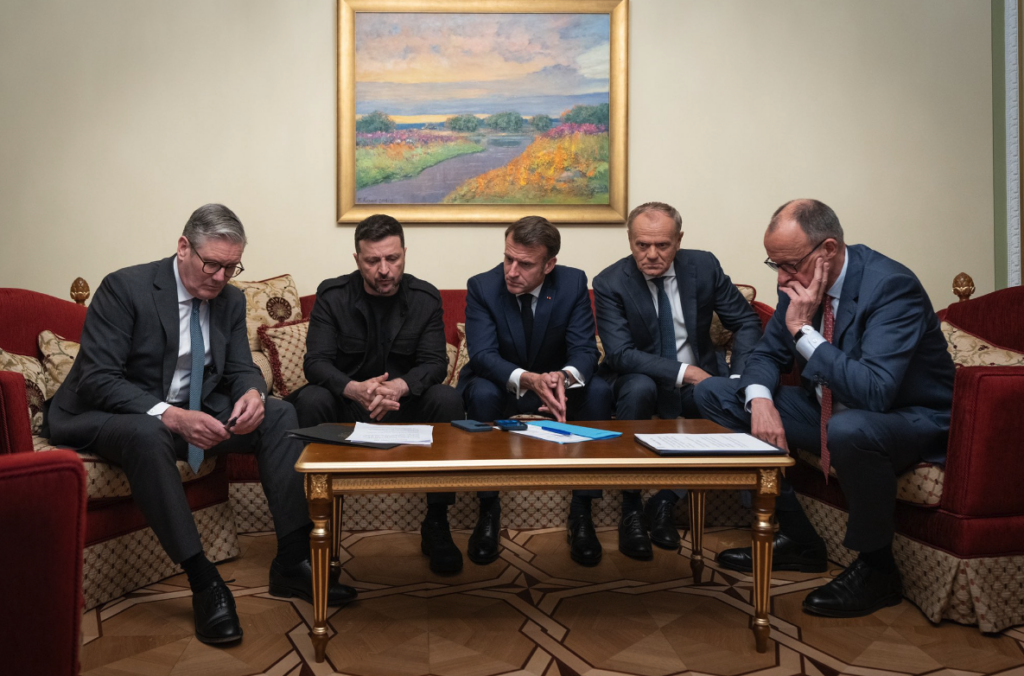 Líderes europeus se unem a Zelensky em Kiev e pressionam Putin 