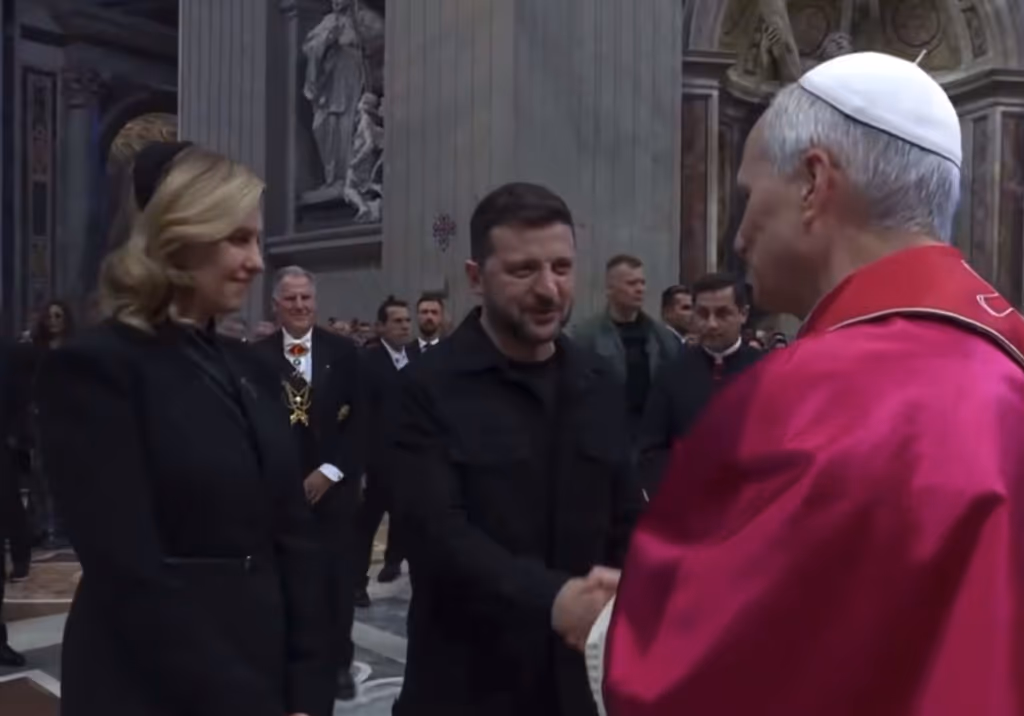 Papa Leão XIV recebe Zelensky em audiência privada