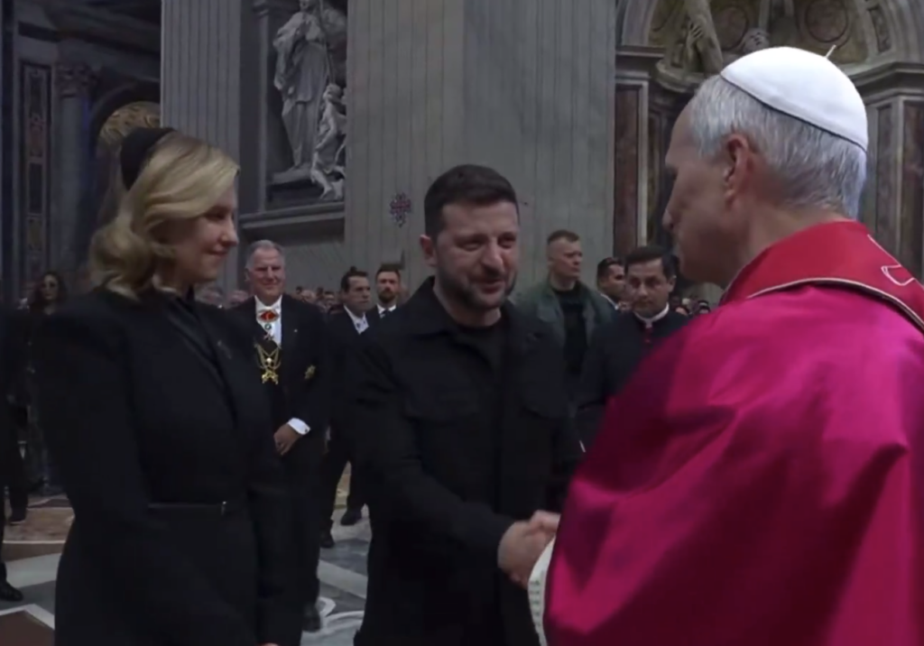 Papa Leão XIV recebe Zelensky em audiência privada