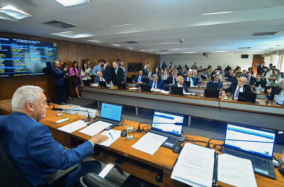 Crusoé: Unificar eleições é risco para a democracia