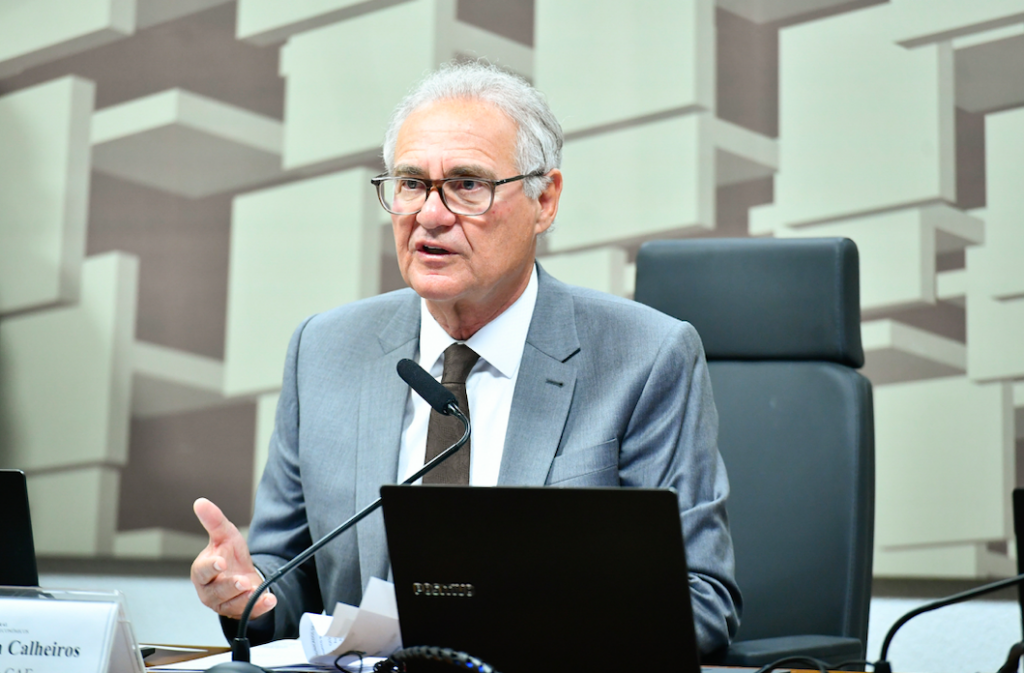 Crusoé: Renan cutuca governo Lula por aumento do IOF