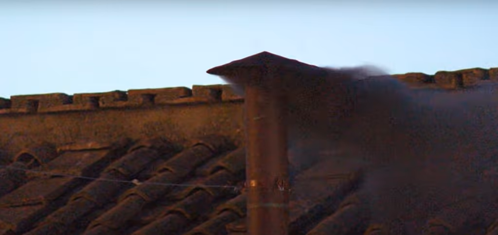 A primeira fumaça preta no Vaticano
