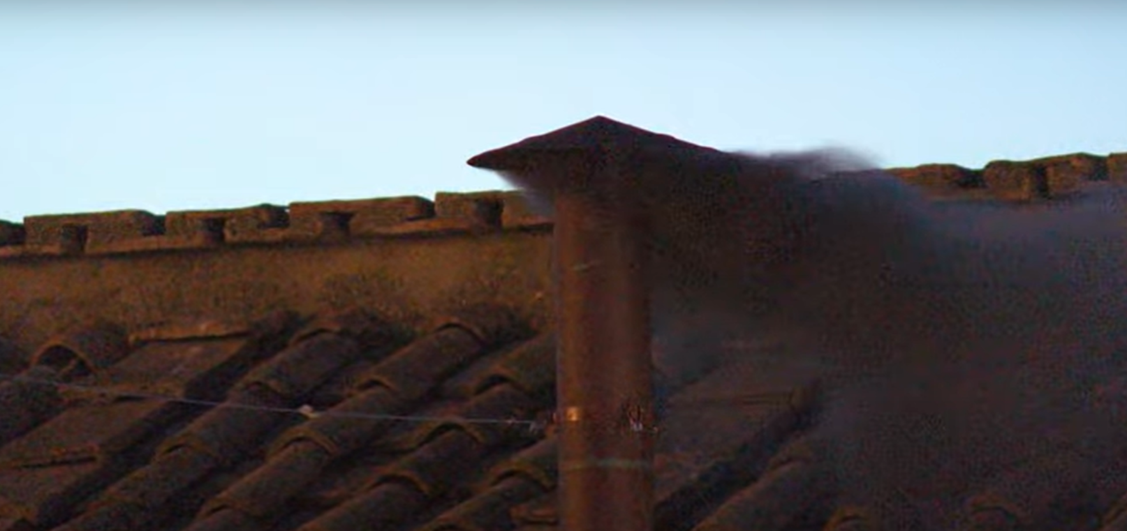 A primeira fumaça preta no Vaticano