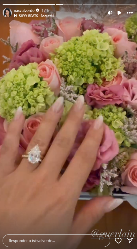 Isis Valverde exibe anel de casamento