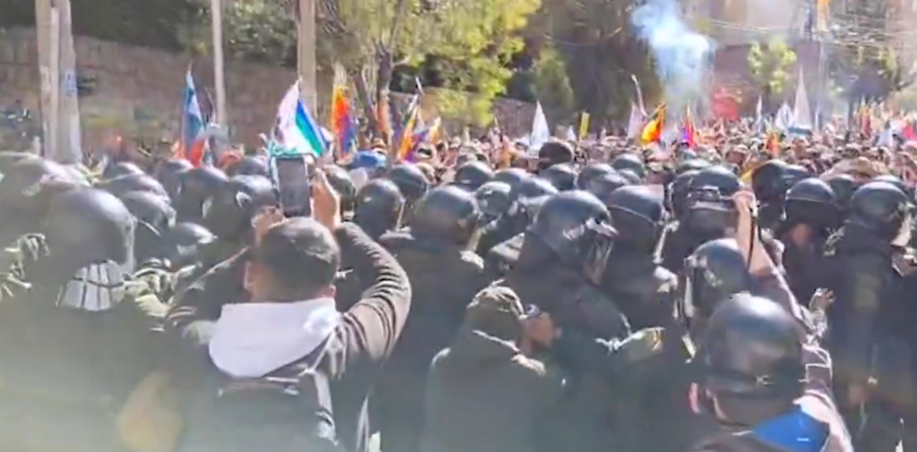 Apoiadores de Evo Morales entram em choque com a polícia em La Paz