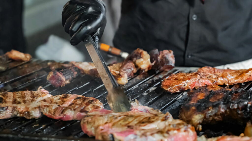 Churrasco noturno? Veja como deixar tudo mais prático e saboroso