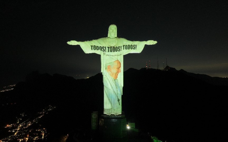Cristo Redentor presta linda e emocionante homenagem ao Papa Francisco