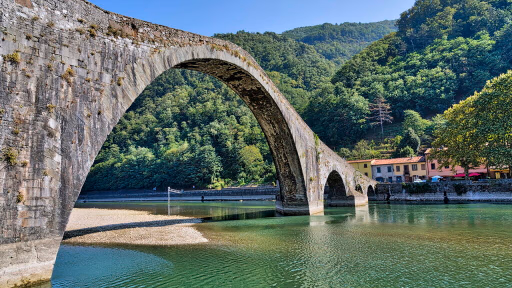 “Pontes do diabo” na Europa estão atraindo os turistas mais corajosos